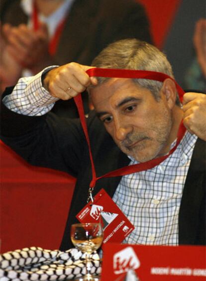 Llamazares se quita la acreditación antes de tomar la palabra en la asamblea regional de Asturias.