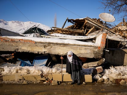 Zehra Kurukafa pasa frente a una casa destruida en la aldea de Polat, Turquía, el pasado domingo.