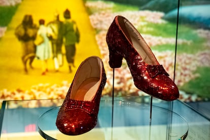 Un par de zapatos lucidos por Judy Garland en 'El mago de Oz', en 1939, expuestos en el Museo de la Academia de Hollywood.