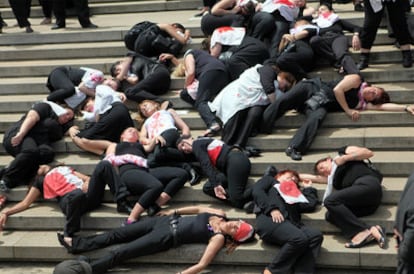 300 activistas del colectivo Mujeres de Negro escenificaron ayer en las escalinatas del Parlamento uruguayo los 300 asesinatos por violencia machista perpetrados en el país sudamericano desde 2001 hasta la fecha para conmemorar el Día Internacional contra la violencia de género.