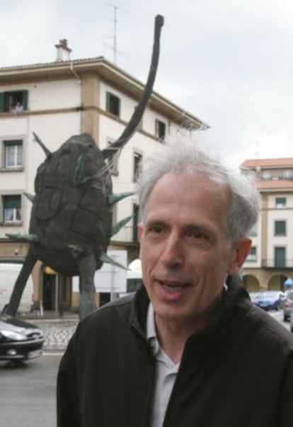 El escultor Andrés Nagel ante la escultura instalada en el centro de Amorebieta.