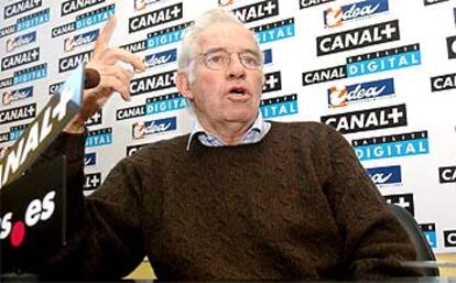 Luis Aragonés, durante su rueda de prensa de ayer.