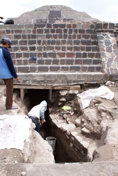 Proceso de excavación en el canal sur de la Plaza de la Luna 