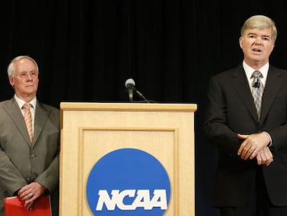 El presidente de la NCAA durante el anuncio de las sanciones a la Universidad de Pensilvania.