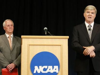 El presidente de la NCAA durante el anuncio de las sanciones a la Universidad de Pensilvania.