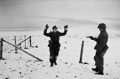 Rendición de un soldado alemán cerca de Bastogne, Bélgica, a finales de diciembre de 1944. 