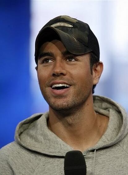 Enrique Iglesias ha confesado que Anna Kournikova, con quien lleva saliendo seis años, lo ha echado de su propia casa. "Estuvimos viviendo juntos alrededor de seis meses, pero me echó. Tuvimos una pelea y claro, ya nos hemos reconciliado, pero aún no me deja volver. Y eso que fue una pelea tonta; algo respecto a mis perros. Volveré a casa cuando ella quiera". A pesar de ello, el cantante de 33 años no tiene más que halagos hacia su chica: "Es genial. Es sorprendente, preciosa, fuerte, independiente... Sí, es genial". Así y todo, aún no piensa en pedirle matrimonio. "Hay gente que se casa y dice que es para siempre y luego se divorcia. Así que uno nunca sabe".