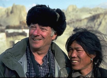 Michel Peissel con un tibetano durante una de sus exploraciones.