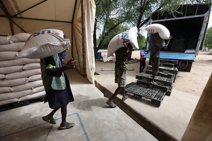 Trabalhadores carregam um caminhão com ajuda humanitária da agência humanitária dos EUA no campo de refugiados de Kakuma, no Quênia, em 3 de junho de 2025.