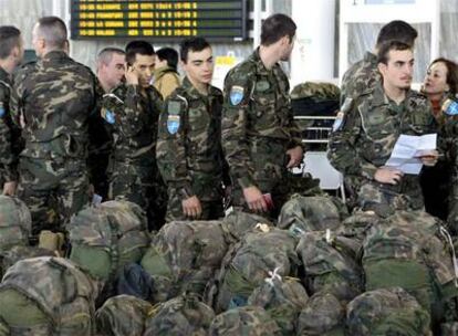 Militares del contingente de la Agrupaci¨® ASPFOR XXI, en el Aeropuerto de Zaragoza antes de partir hacia Afganist¨¢n.
