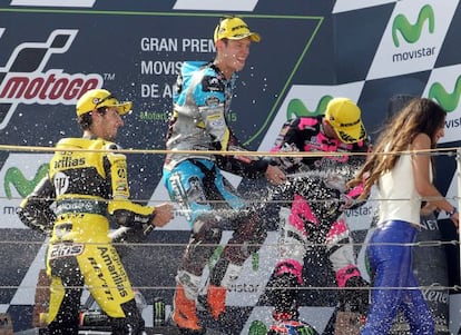 Tito Rabat, celebra su victoria en el podio, acompañado de Rins y Lowes.