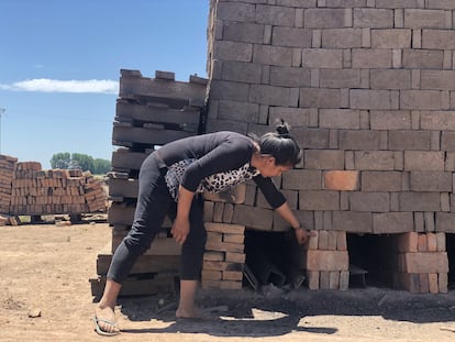 Unas 160.000 familias están involucradas en la fabricación artesanal del insumo básico para la construcción. El rol de las mujeres estuvo históricamente invisibilizado en un trabajo exigente y masculinizado.