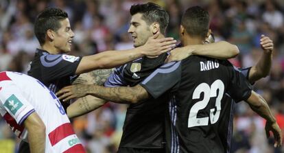 James felicita a Morata por su gol al Granada.