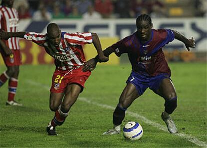 Ettien y Perea disputan el balón.