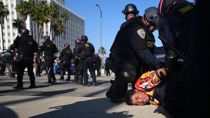 Un joven es detenido por la Patrulla de Carreteras de California, cerca del centro de los Ángeles, durante una protesta este miércoles.