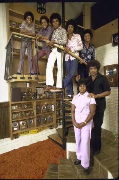 Arriba, los Jackson 5: Michael, Marlon, Tito, Jermaine y Jacki. Abajo, el padre y la madre: Joe y Katherine. Todos posan en el hogar de la familia en los años sesenta.