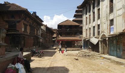 Un carrer de Bhaktapur (Nepal) després del terratrèmol de magnitud 7,3, el 12 de maig del 2015.