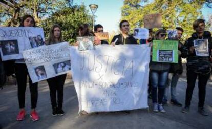 Amigos de los adolescentes muertos marchan frente la comisaría de San Miguel del Monte para exigier la detención de los policías,