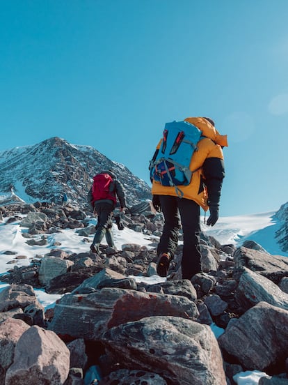 La expedición de científicos subiendo una empinada y pedregosa cresta de la morrena que ha dejado el glaciar.