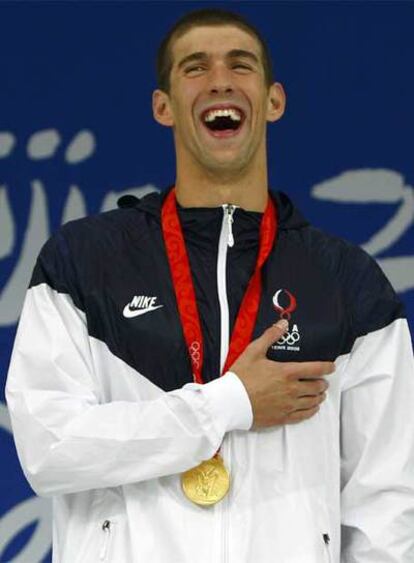 El nadador, que estaba casi llorando, ha comenzado a reirse cuando se ha cortado el himno de Estados Unidos durante la entrega de medallas.