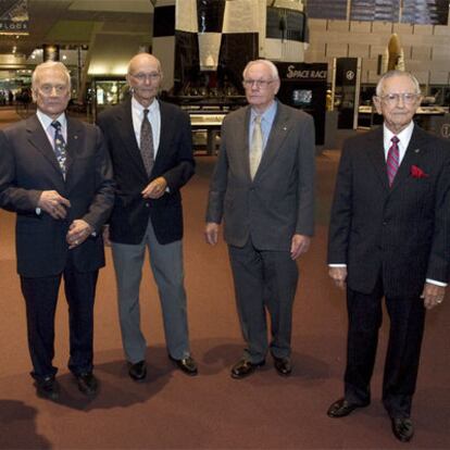 De izquierda a derecha, Edwin 'Buzz' Aldrin, Michael Collins, Neil Armstrong y el ex director del Centro Espacial Johnsonn de la NASA Chris Kraft en el Museo Nacional del Aire y del Espacio en Washington