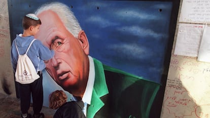 Retrato en recuerdo de Isaac Rabin en la plaza nombrada así tras el asesinato del primer ministro israelí. 
