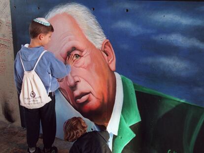 Retrato en recuerdo de Isaac Rabin en la plaza nombrada así tras el asesinato del primer ministro israelí. 