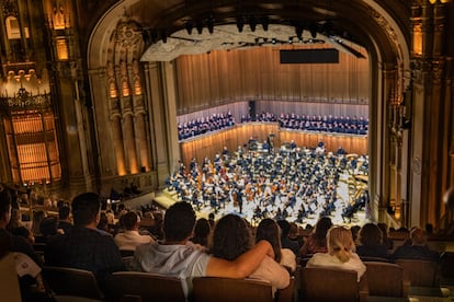 La audiencia escucha la 'Segunda sinfonía' de Gustav Mahler en el Jacobs Music Center de San Diego, California.