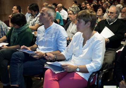 Etxaide (en primer término), junto a Joseba Permach, Maribi Ugarteburu y otros dirigentes de la izquierda 'abertzale', en Durango.