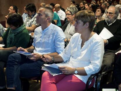 Etxaide (en primer término), junto a Joseba Permach, Maribi Ugarteburu y otros dirigentes de la izquierda 'abertzale', en Durango.