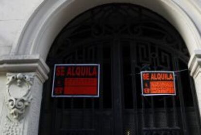 Cartel de alquiler en el portal de una vivienda de la conocida &quot;milla de oro&quot; de Madrid. EFE/Archivo