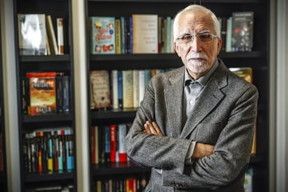 El escritor y académico Luis Mateo Díez (Villablino, León, 1942) ha sido galardonado con el Premio Nacional de las Letras Españolas 2020, concedido por el Ministerio de Cultura y Deportes, un reconocimiento sobre el que el autor ha dicho que tiene la sensación de que se lo han dado sus lectores. Dotado con 40.000 euros, ha sido concedido a este escritor por su singularidad en diversos géneros, especialmente como narrador, según ha destacado el jurado, que considera que su literatura es “heredera de una cultura oral en la que nace y de la que registra su progresiva desaparición”. También destaca del escritor la técnica y la extraordinaria riqueza de su lenguaje poético.