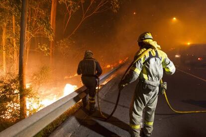 Brigadistas luchando contra el fuego en Ribeira