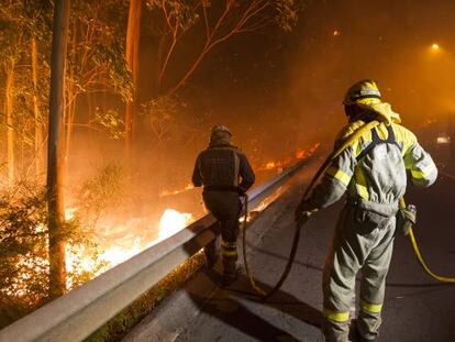 Brigadistas luchando contra el fuego en Ribeira
