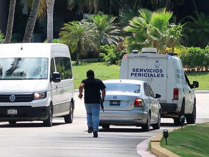 Autoridades recorren el lugar donde perdieron la vida tres personas en Cancún, Quintana Roo (México).