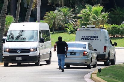 Autoridades recorren el lugar donde perdieron la vida tres personas en Cancún, Quintana Roo (México).