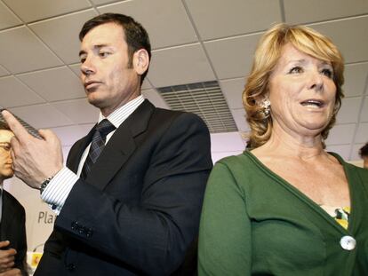 El secretario general del PSM, Tomás Gómez, junto a la presidenta regional, Esperanza Aguirre, en la presentación de un plan de inversiones.