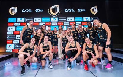 Las jugadoras de la selección femenina, junto a la exjugadora Marta Fernández.