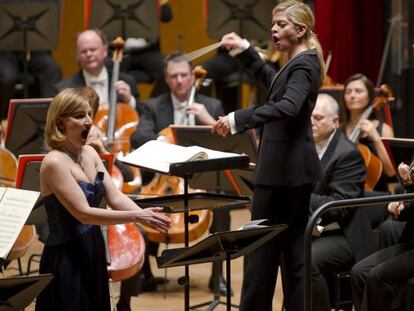 Keri-Lynn Wilson, directora, y Ekaterina Metlova, soprano.