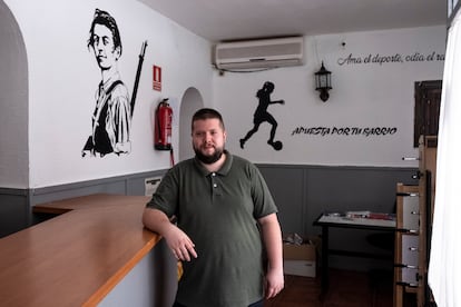 Imanol, de 32 años, en el espacio autogestionado El Ocho, en Villaverde.