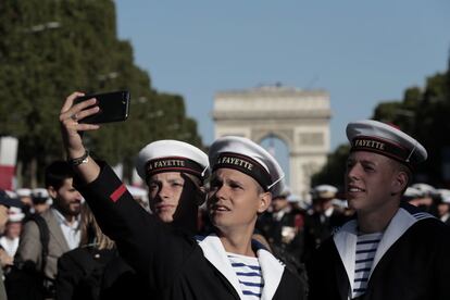 Varios integrantes de la Marina francesa se toman una fotografía antes de iniciar el desfile.