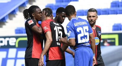El jugador del Hoffenheim Dedryck Boyata (primero por la izquierda) conversa con su compañero Marko Grujic, en un momento del encuentro entre Hoffenheim y Hertha.
