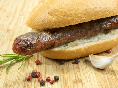 El merguez es una salchicha de ternera o cordero especiada con pimienta, comino y harissa (salsa picante). Es originaria del norte de África y se sirve hecha al grill en un pan de perrito.