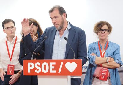 El alcalde de Valladolid, Óscar Puente, comparece ante los medios tras perder la alcaldía este domingo. 