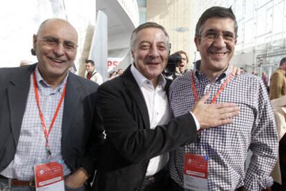 Rodolfo Ares, José Blanco y Patxi López bromean durante la segunda jornada de la conferencia.