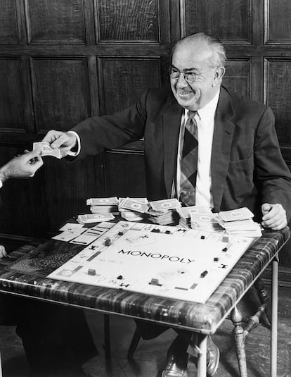 Charles Darrow ante un tablero de 'Monopoly' en una imagen sin datar.