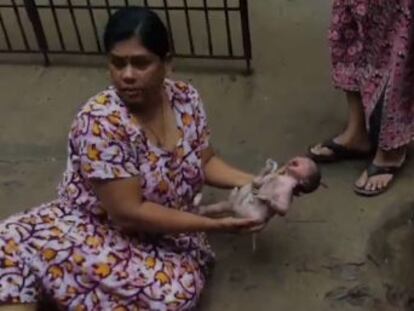 El recién nacido, que fue encontrado en una ciudad al sureste de India, tenía el cordón umbilical alrededor del cuello