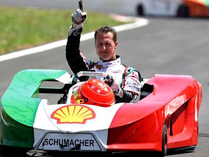Schumacher saluda tras una prueba de karts celebrada en mes pasado.