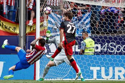 Fernando Torres marca el segundo gol del Atlético frente al Athletic de Bilbao.