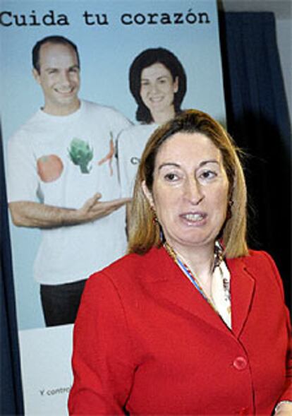 Ana Pastor, frente a uno de los carteles publicitarios de la campaña de prevención del infarto.